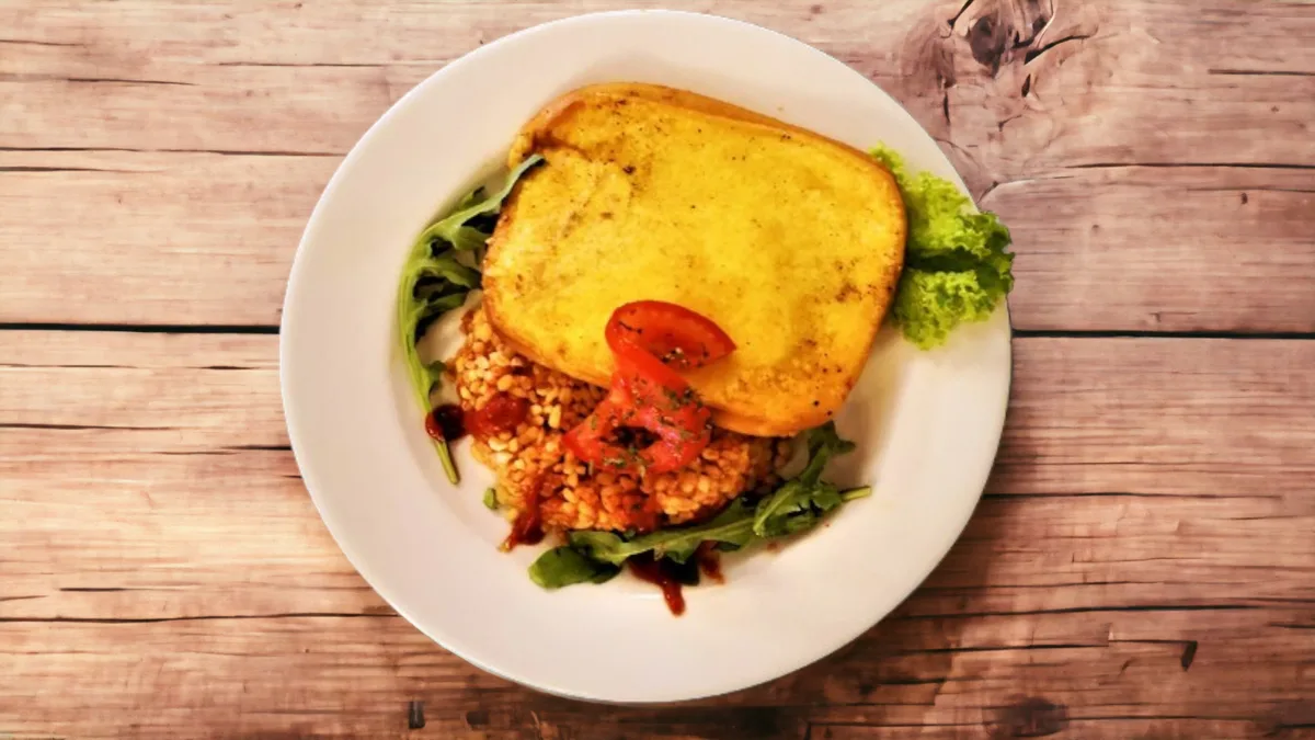 Paradicsomos bulgur, grillezett füstölt trappista sajt
