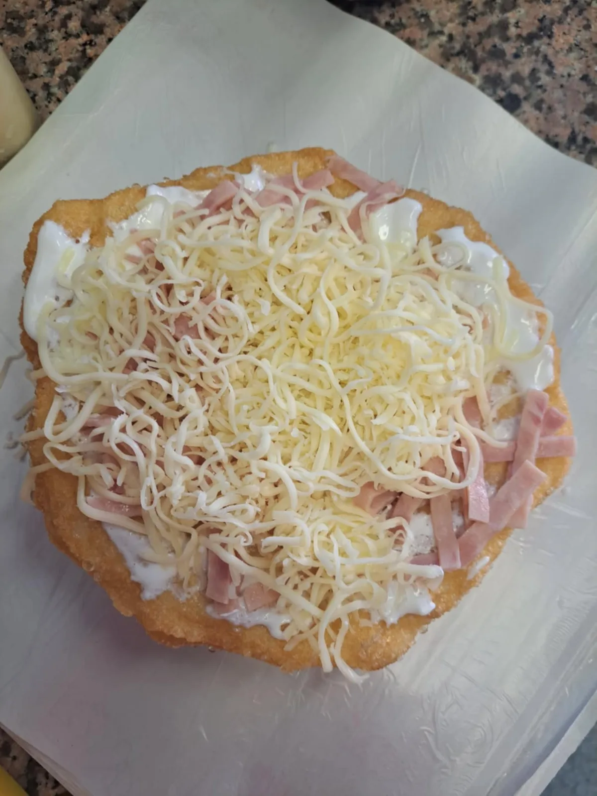 Tejfölös sonkás sajtos lángos