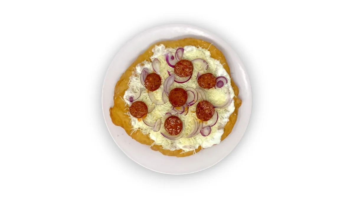 Tejfölös szalámis  lilahagymás lángos