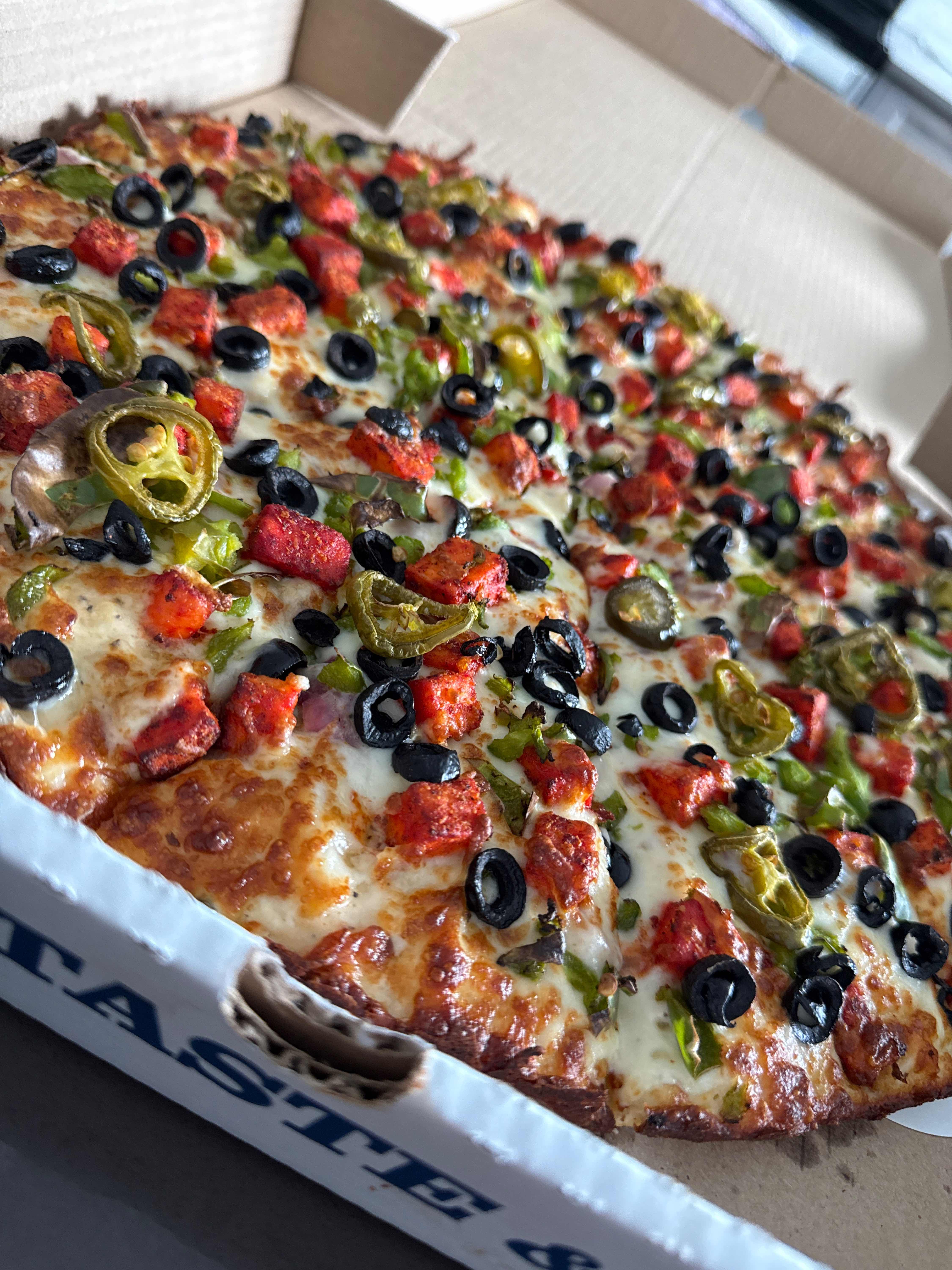 14" Large Garlic Chilli Paneer Pizza