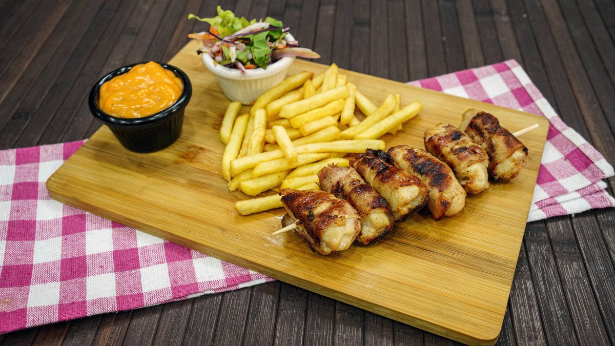 Pileći ražnjić + pomfrit + salata + sos