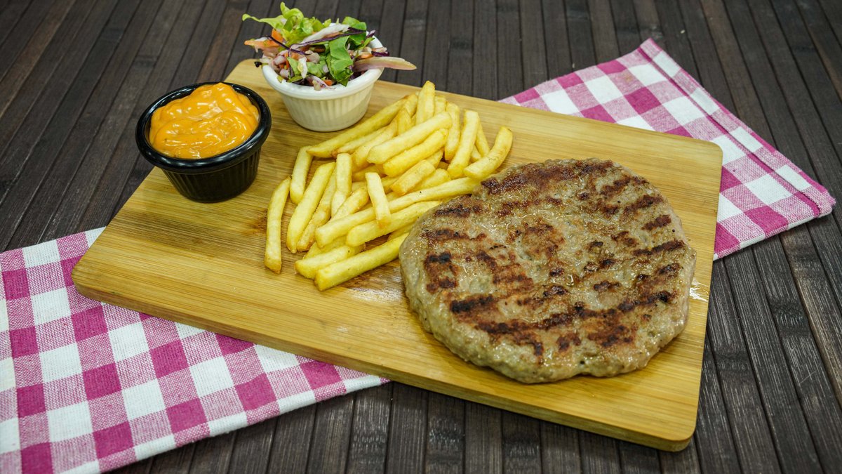 Pljeskavica 200g + pomfrit + salata +sos