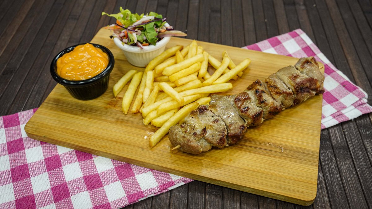 Svinjski ražnjić  + pomfrit + salata +sos