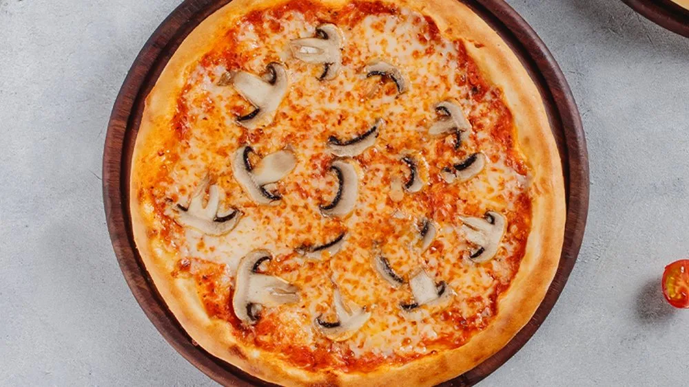 Göbələkli Pizza
