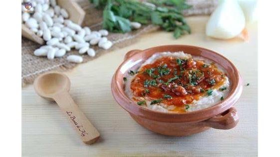 Fasole bătută cu ceapă caramelizată