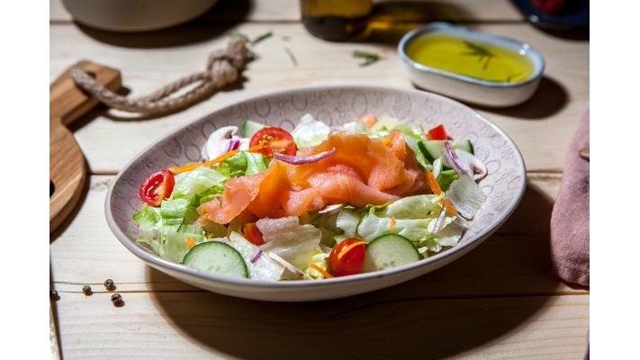 Salată cu somon fume