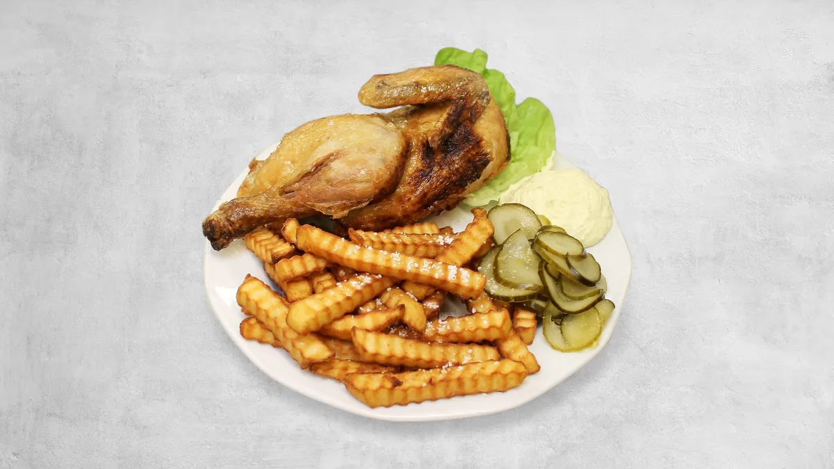 Fél klasszikus grillcsirke, sült krumpli