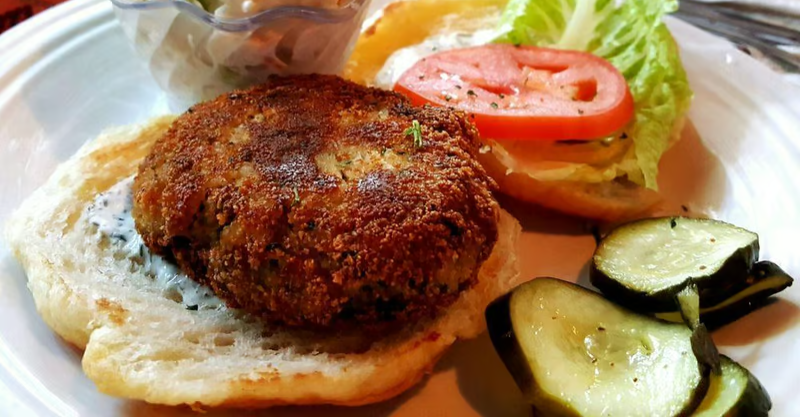 LOWCOUNTRY CRAB CAKE SANDWICH