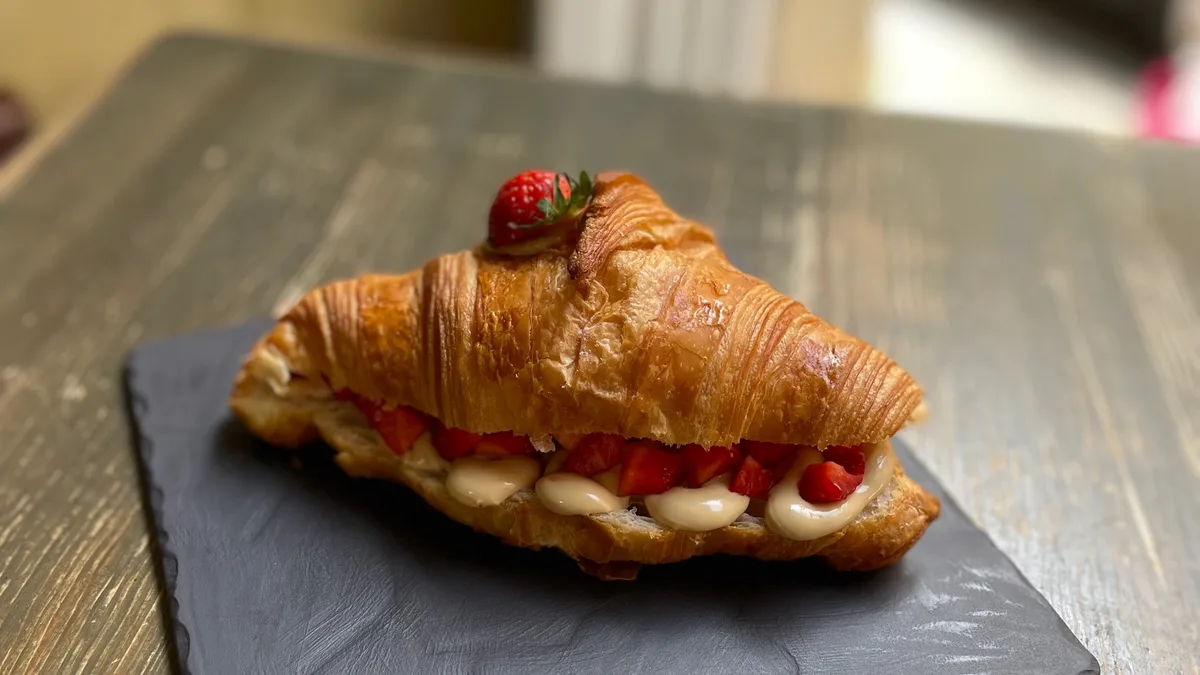 Croissant pistacheand fruits