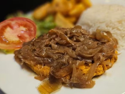 Bife Acebolado com Batatas Rústicas + Brownie + Bebida
