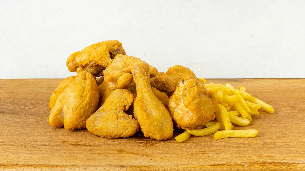 Ocvrt piščanec (1.5 kg) in pomfri