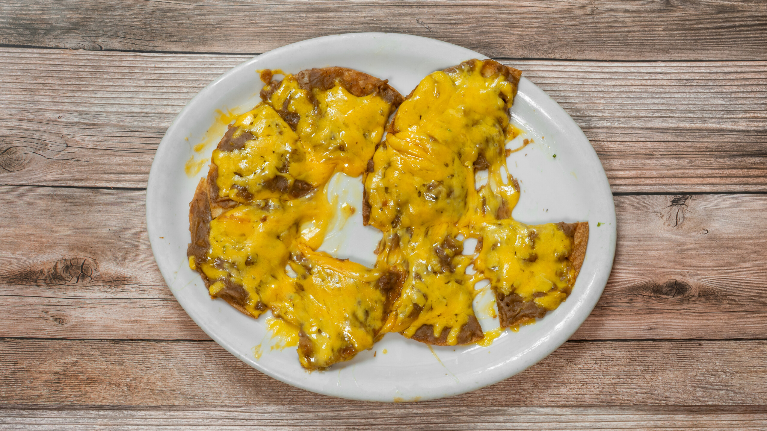 Nachos de Frijol y Queso con Jalapeños / Bean and Cheese Nachos with Jalapeños