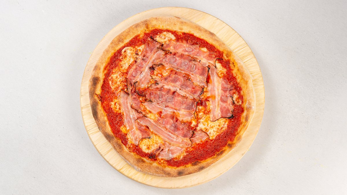 32) Bacon pizza
