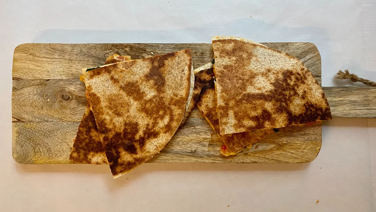 Kesadilja sa leblebijom, spanaćem i paradajzom (pikantno)