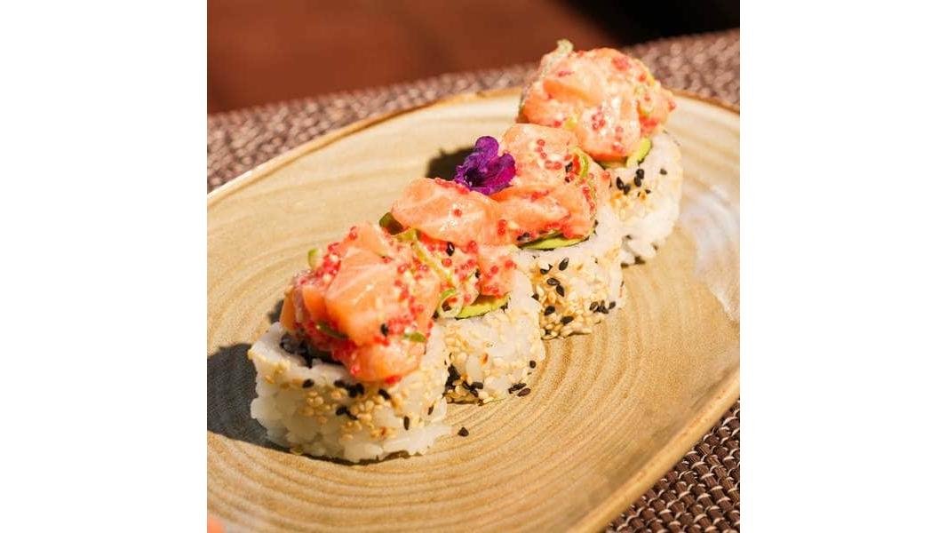 SALMON TARTAR MAKI