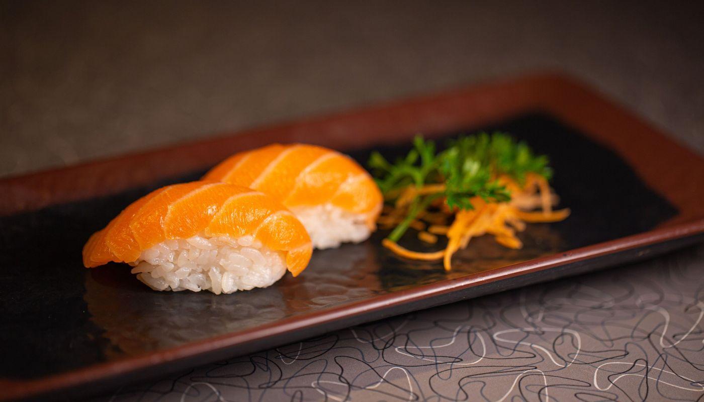 Salmon (Sake) Sushi (2pcs)