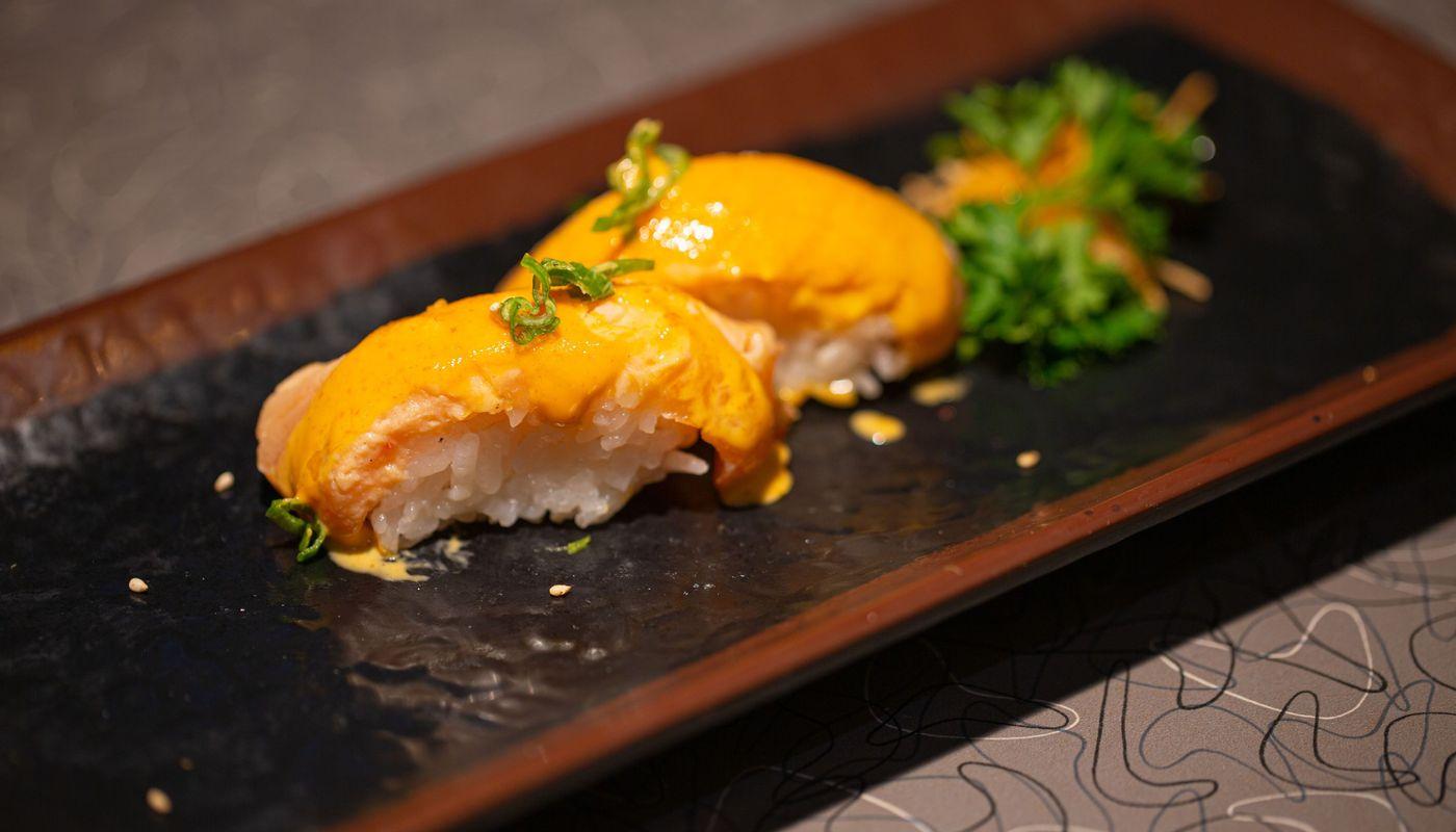 Torch Salmon Sushi (2pcs)