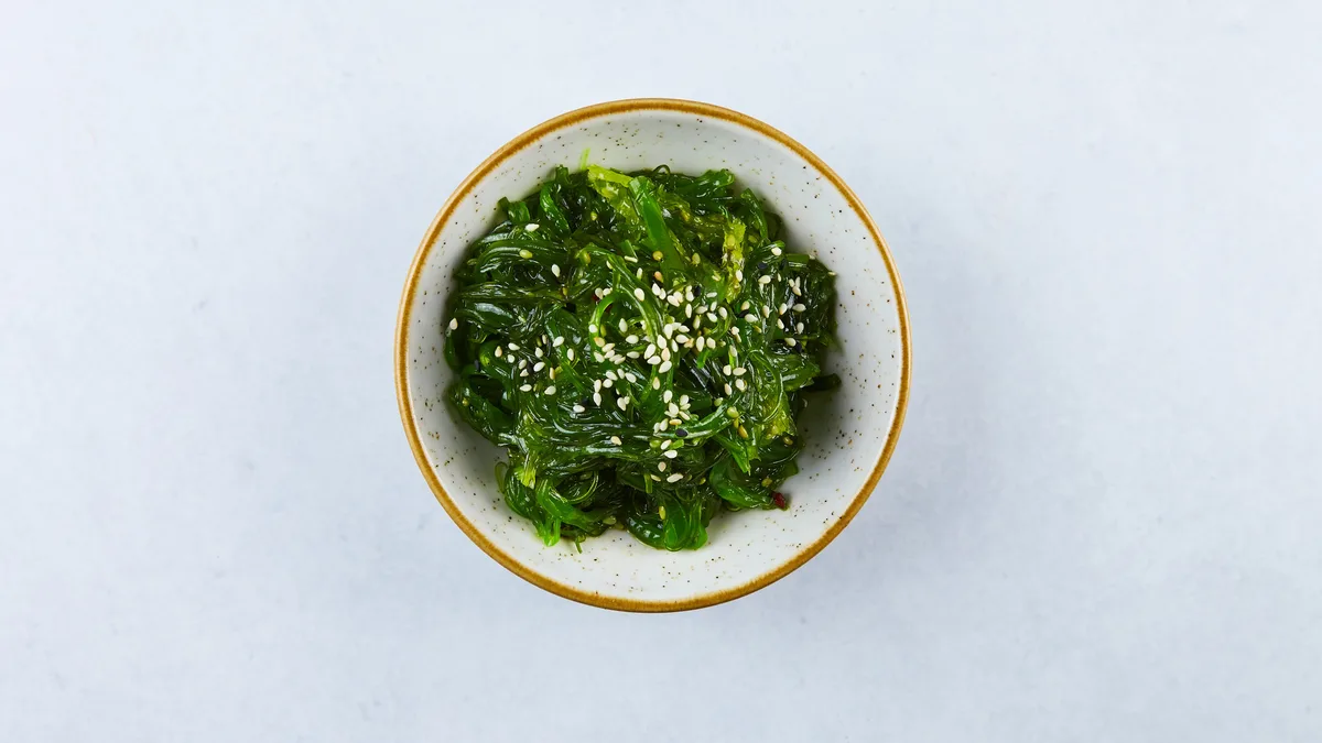 Seetang-Salat mit Sesamöl