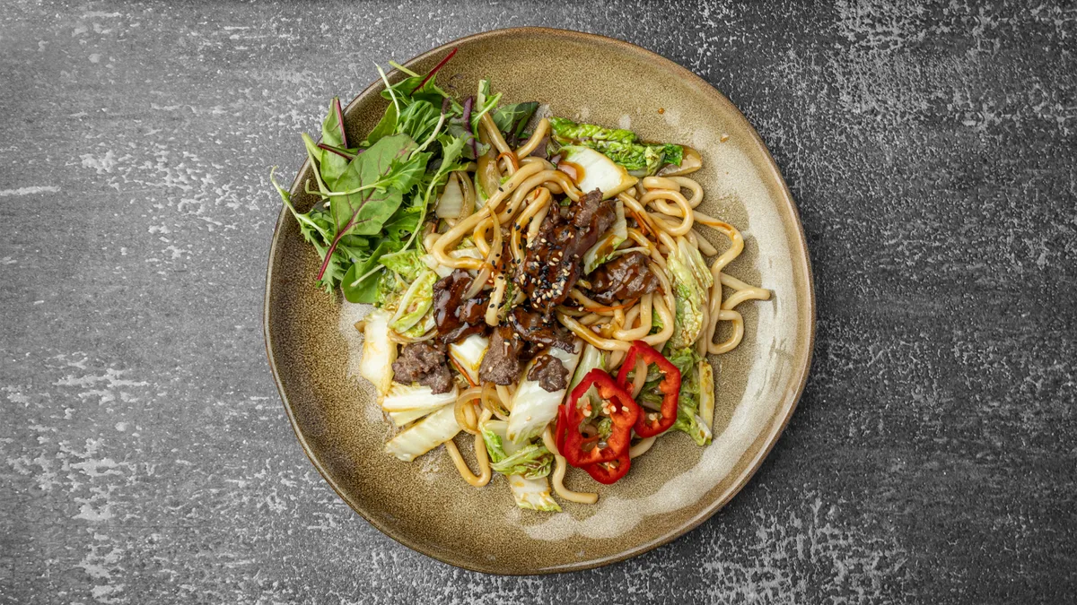 Stærk Yaki Udon med oksekød