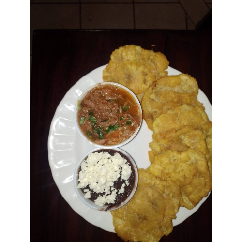 Patacones con Carne y Frijoles