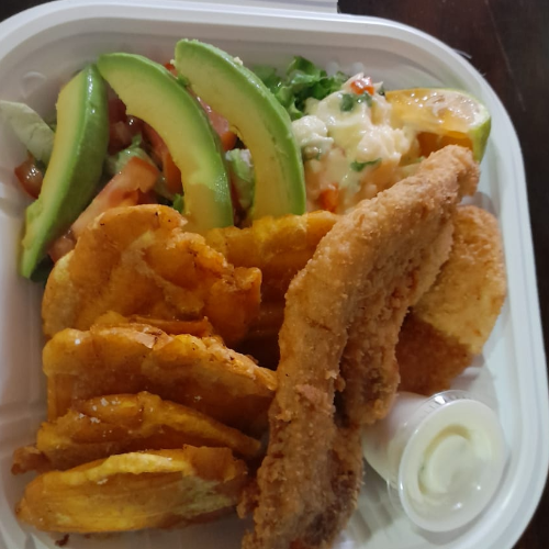 Pescado con Patacones