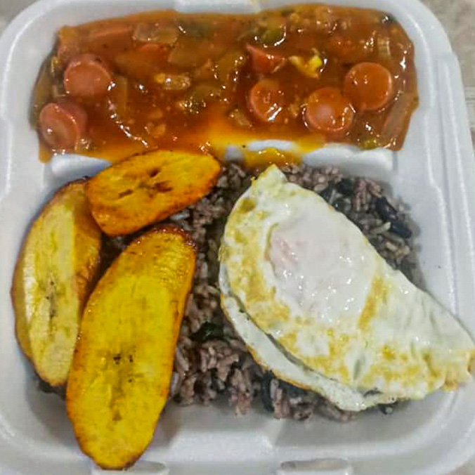 Pinto con Salchicha en Salsa