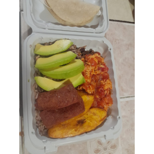 Pinto Huevo con Tomate y Aguacate