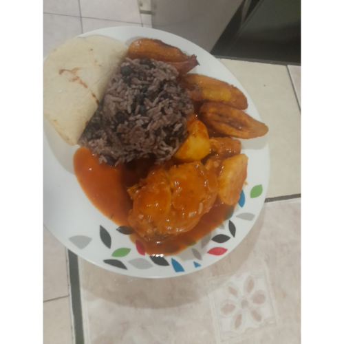 Pinto Pollo en Salsa