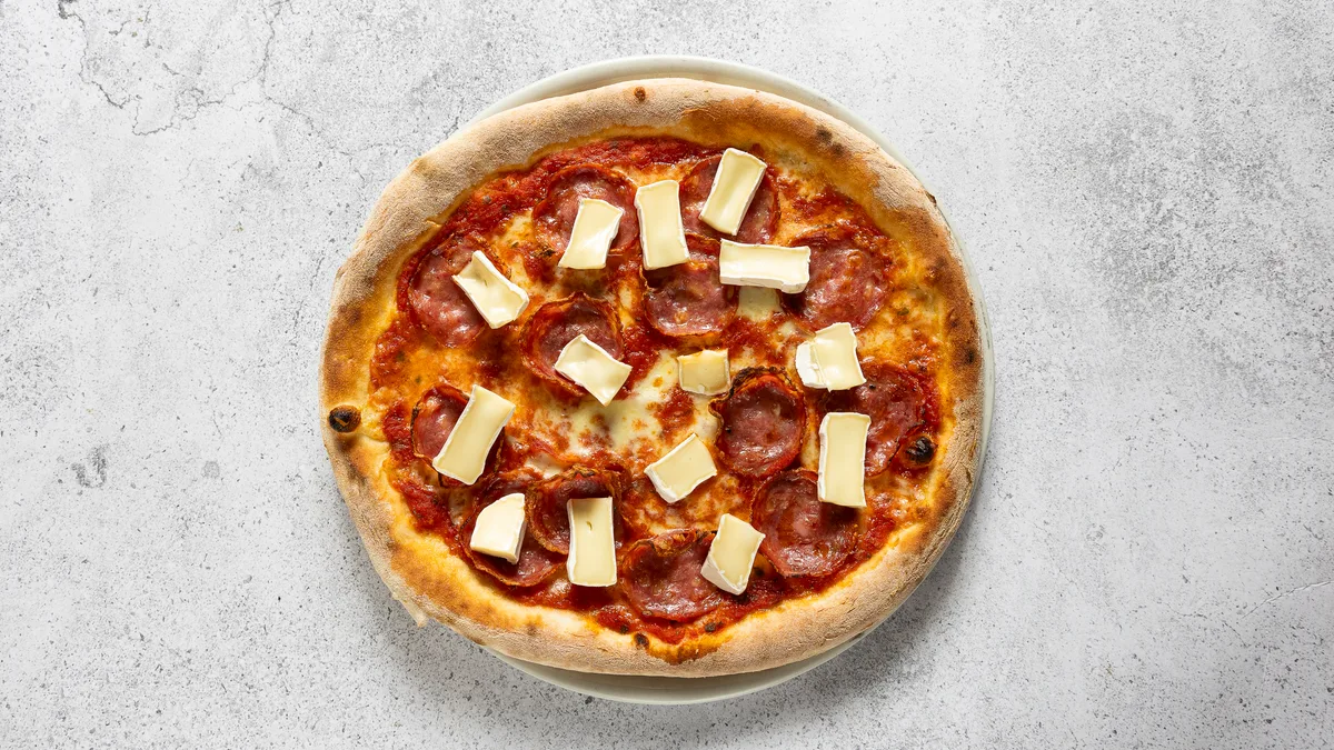 Salame e Camembert pizza (32 cm)
