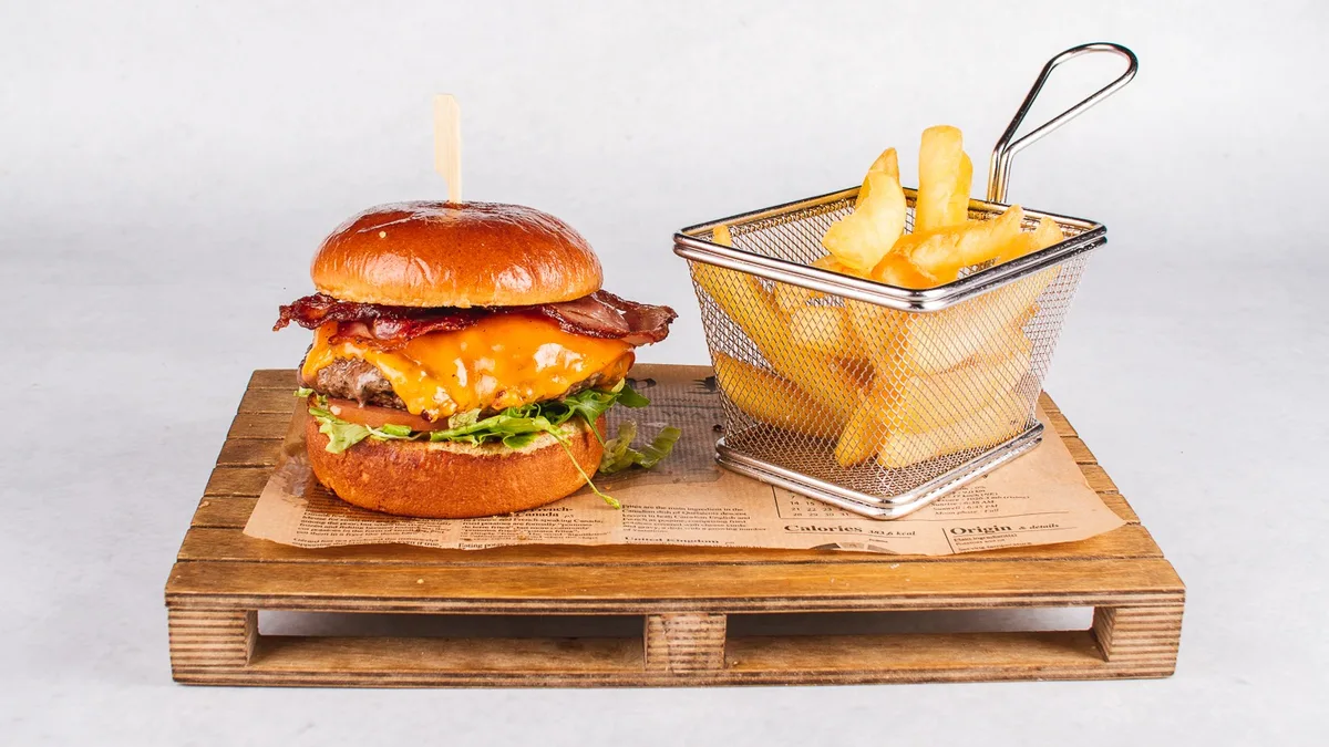 Burger Klasik s krompirčkom