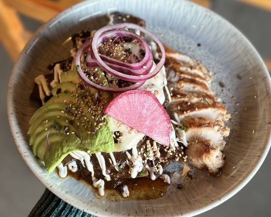 Chilaquiles de cacao con pollo