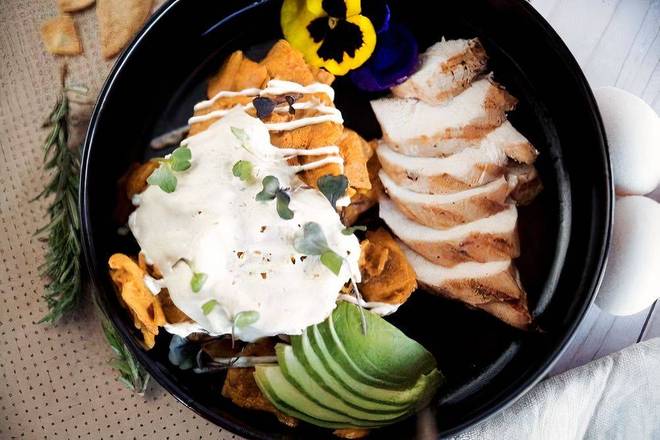 Chilaquiles de la casa con pollo