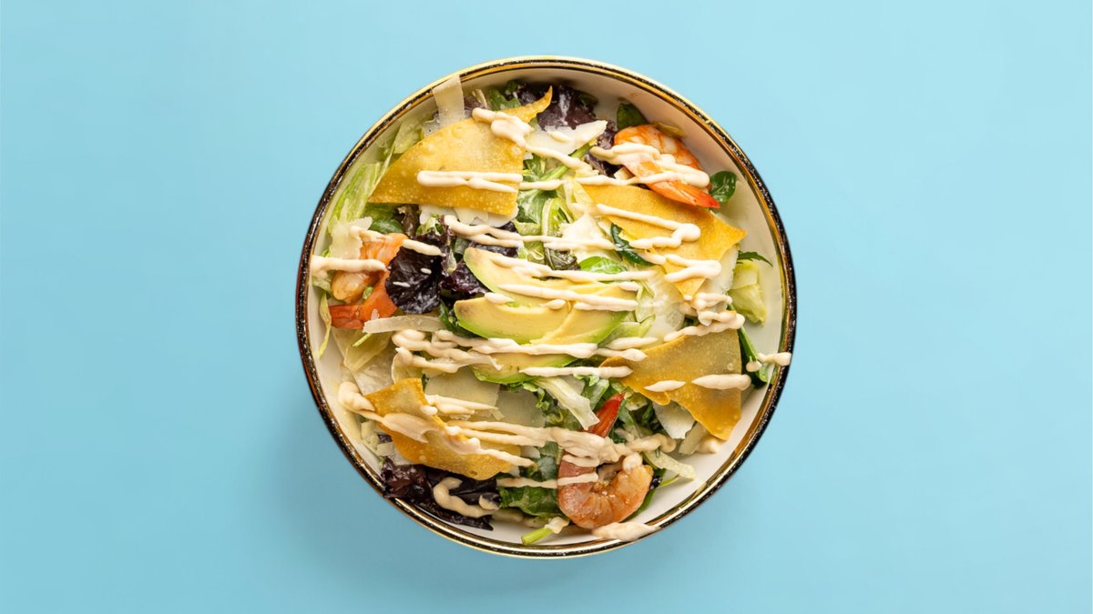 Sallatë Cezar me Karkaleca, Avokado, Djathë Parmigiano and Won Ton Krokante