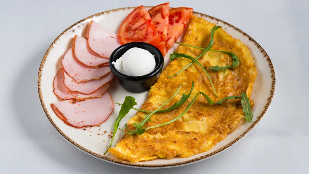 Omlet sa pečenicom i sirom