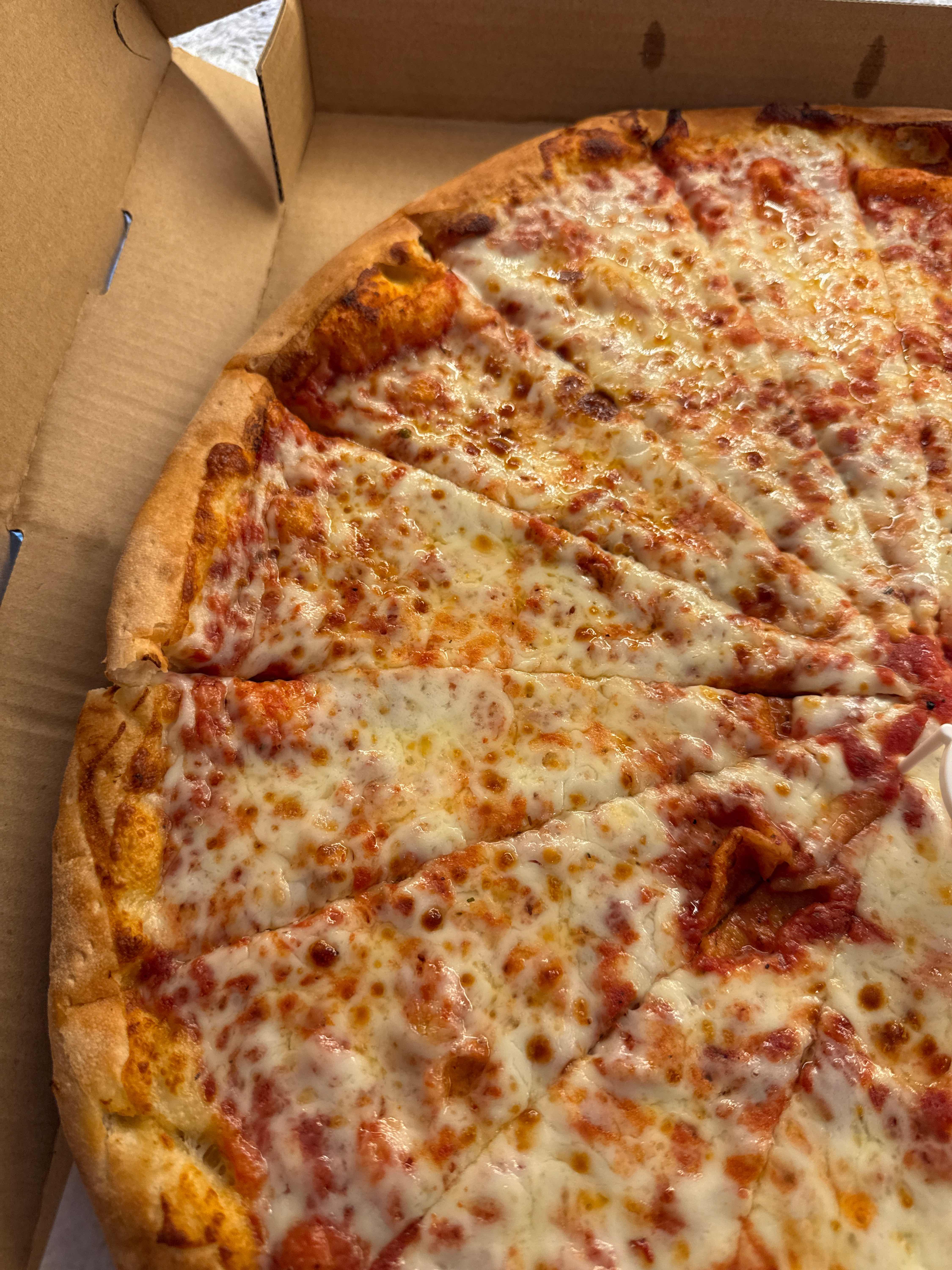 Giganti Cheese Pizza 18" (16 Slices)