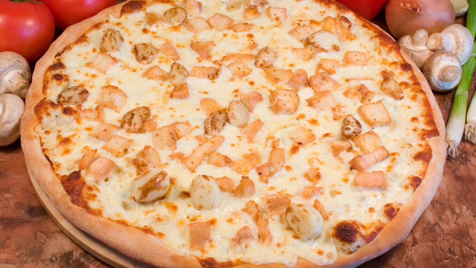 Roasted Garlic Chicken Alfredo (16" Jumbo)