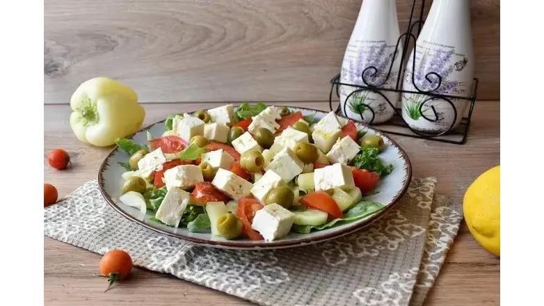 Take him to the Greek Salad (salata Greceasca) 300 g