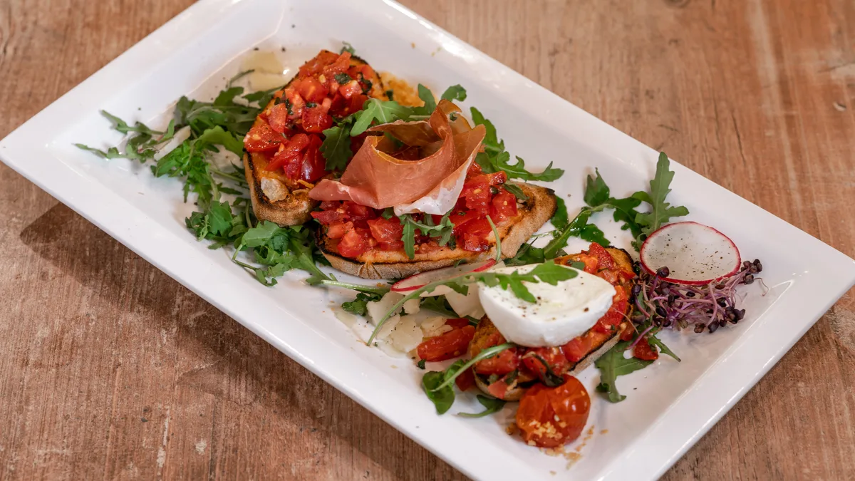 Bruschetta válogatás pármai sonkával, bivalymozzarellával, és paradicsommal