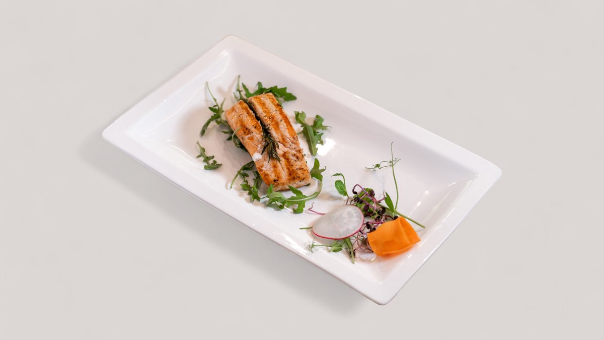 Grillezett lazac steak serpenyőben sült zöldségekkel
