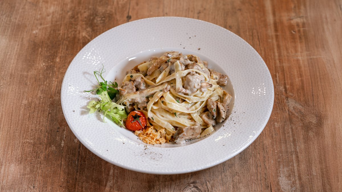 Házi tagliatelle vargányagombával, tejszínnel és olasz kolbásszal