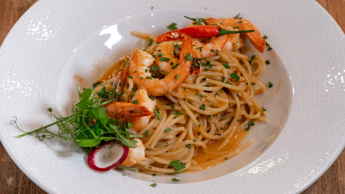 Spaghetti all 'aglio olio peperoncino  e gamberi