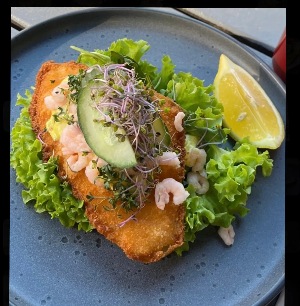 Fiskefilet med Remoulade, Rejer, Citron,aguak and Spirer