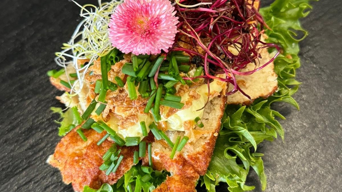 Fiskefrikadelle med Remoulade, Ristede Løg og Purløg