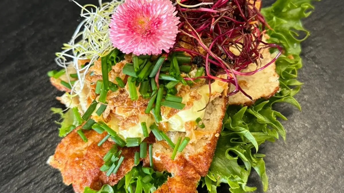 Frikadelle med remoulade, rødkål, syltede agurker Og Spire.