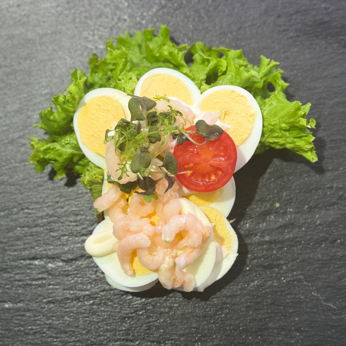 Æg med mayonnaise og rejer