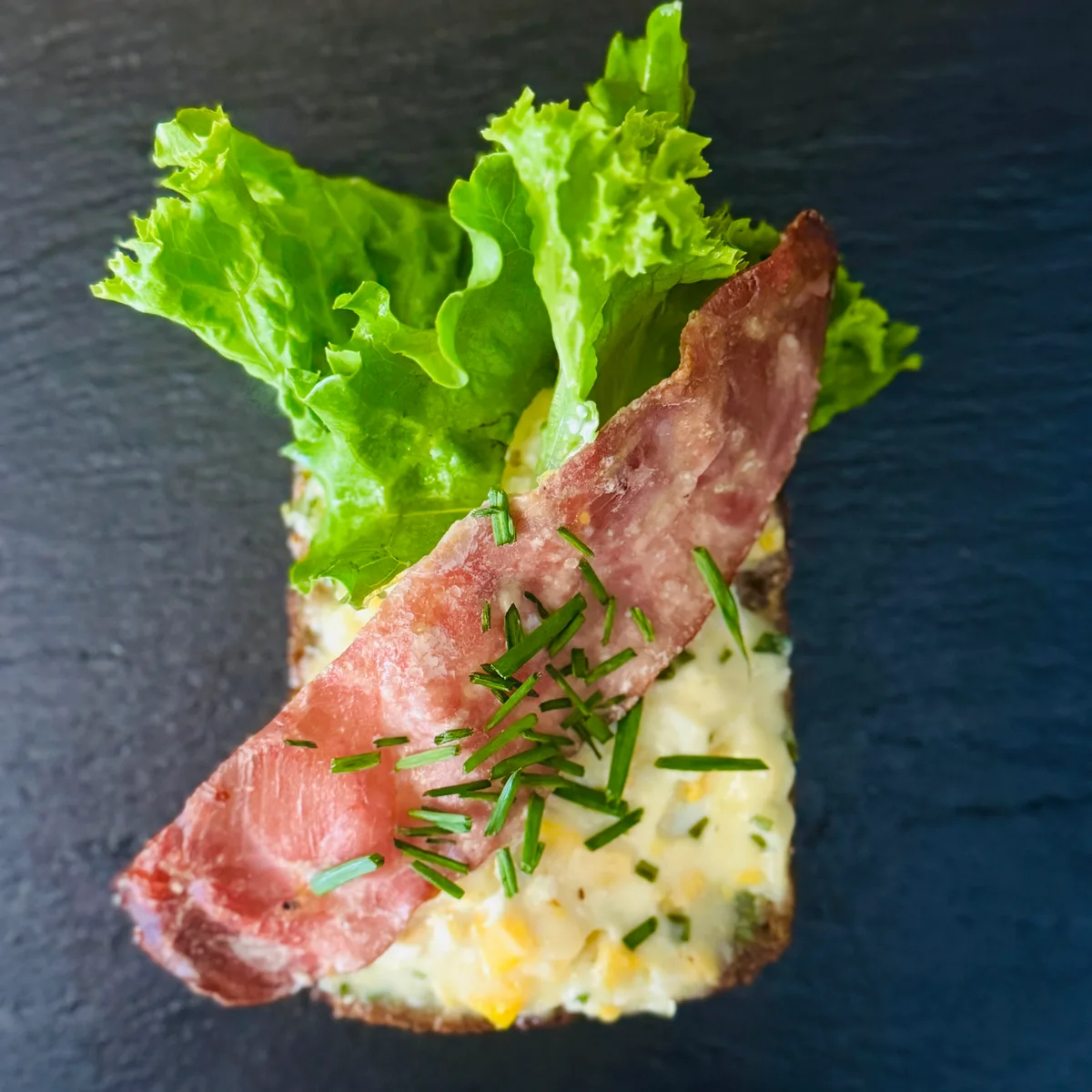 Æggesalat med bacon and purløg