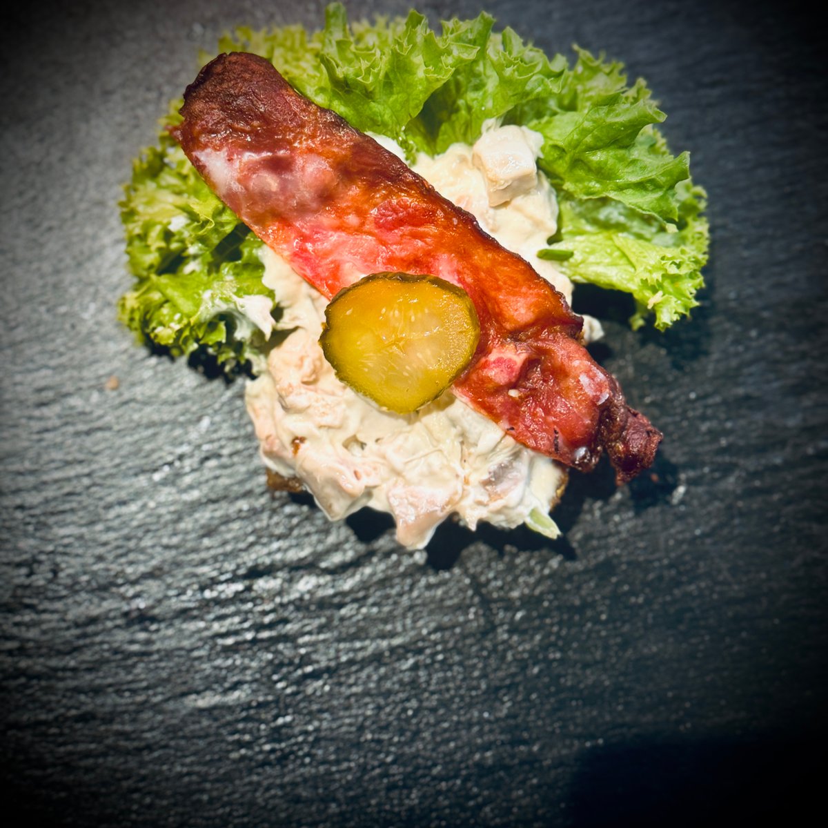 Hønsesalat med persille, kalve bacon og syltede agurker