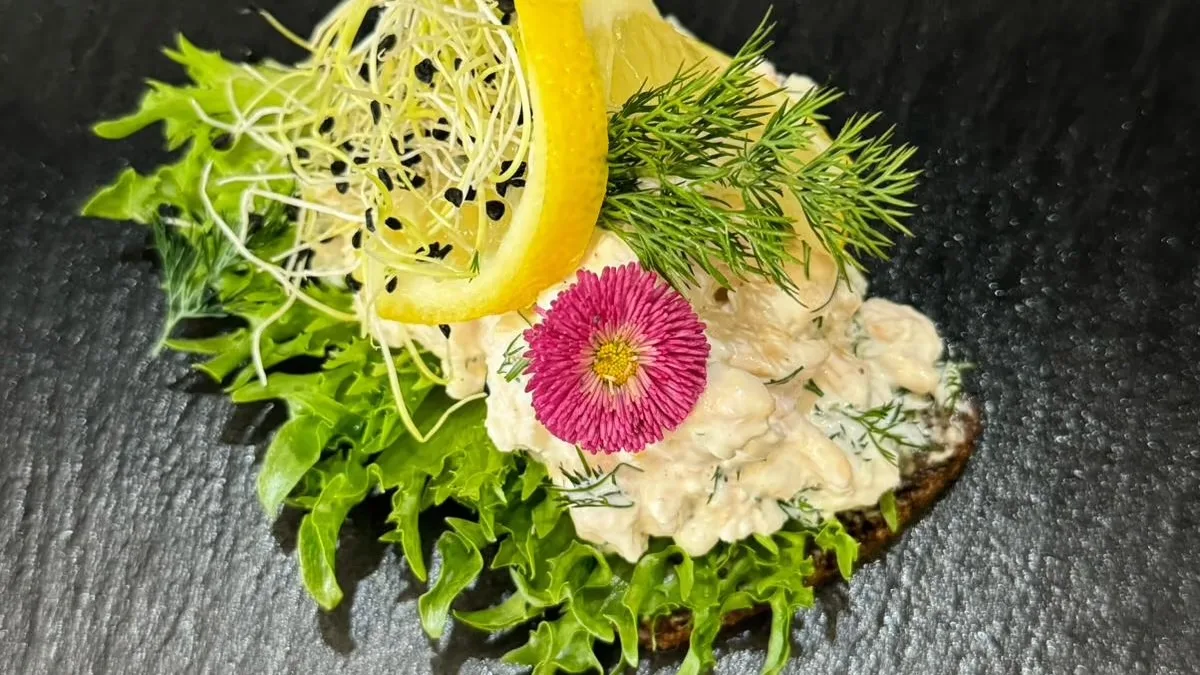Honsesalat med persille, kalve bacon og syltede agurker, Spire