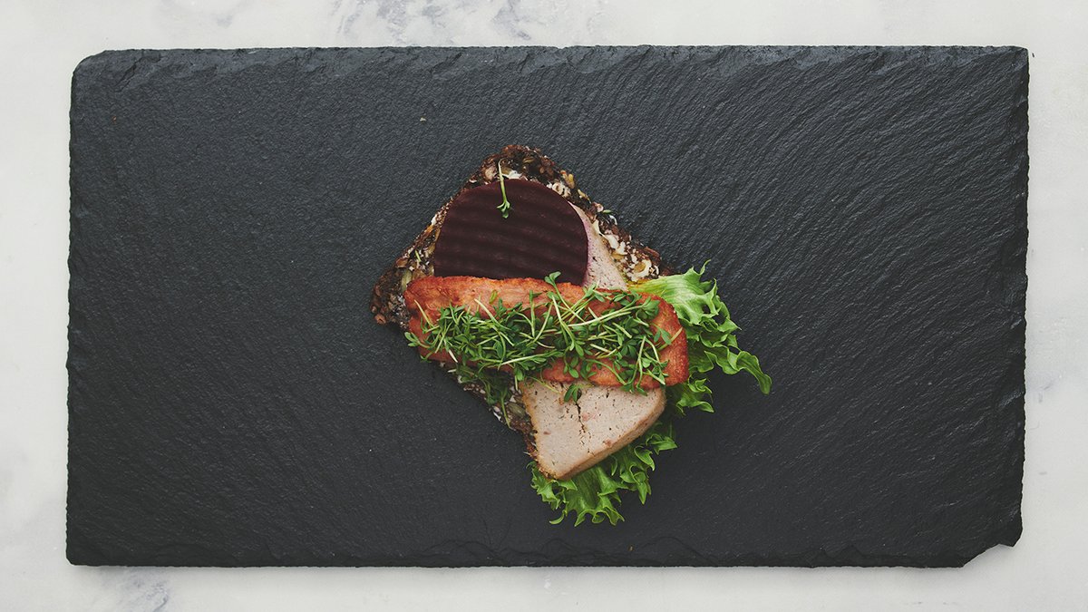 Kalvepostej med rødbede, kalve bacon og karse