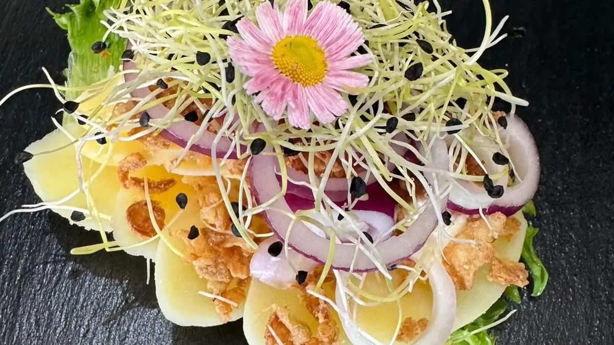 Kartoffel med mayonnaise og kalve bacon, rå Løg and Spire